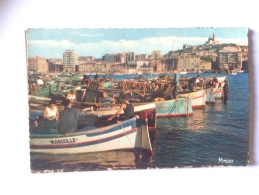 MARSEILLE    Un Coin Du Vieux Port Et Notre Dame De La Garde (animation:pêcheurs) - Timone, Baille, Pont De Vivaux