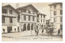 URRUGNE  (cpa 64)  Place De La Mairie - Environs De St Jean De Luz - Fontaine, Enfants -  --L 1 - Urrugne