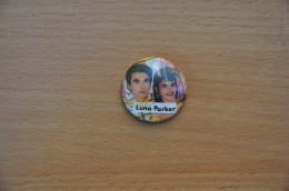 REF Y2  : Badge Ancien Epok 1980 Punk Pop Hard Rock Pin's Luna Parker - Musique