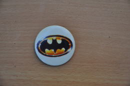 REF Y2  : Badge Ancien Epok 1980 Punk Pop Hard Rock Pin's BATMAN Blanc - Musique