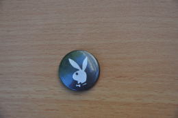 REF Y2  : Badge Ancien Epok 1980 Punk Pop Hard Rock Pin's Lapin Playboy - Musique