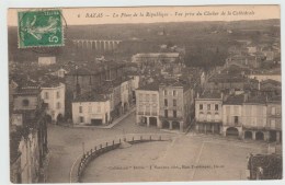 BAZAS (33) - LA PLACE DE LA REPUBLIQUE - VUE PRISE DU CLOCHER DE LA CATHEDRALE - Bazas