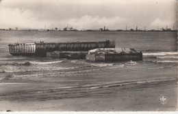 Delcampe - 14 - ARROMANCHES LES BAINS - Port De La Libération - Pontons De Débarquement Et Navires échoués - Arromanches
