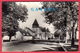 18 DUN-sur-AURON - L'église Et La Place Des Ormes - Dun-sur-Auron