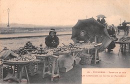 D4725 "TOULOUSE -TYPES DE LA RUE LES MARCHANDES DE FRUITES SU PONT-NEUF" MESTIERE. CART NON SPED - Street Merchants