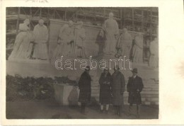 T2 1927 Budapest V. Kossuth Szobor, Háttérben építkezés, Photo - Ohne Zuordnung