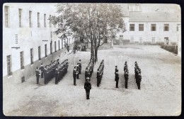 Cca 1920  M. Kir. FolyamÅ‘rÅ‘k A FolyamÅ‘rség Laktanyájának Udvarán Fotólap /... - Other & Unclassified