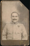 Cca 1914 Katona Kitüntetésekkel, Keményhátú Fotó, Sérült,... - Sonstige & Ohne Zuordnung
