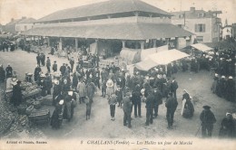 CPA 85 CHALLANS Les Halles Un Jour De Marché, Belle Animation - Challans