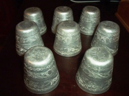Gobelets (8) Gravés En Aluminium Pure.I S .21-L' ALLUBHAI AMICHAND LIMITED In Mumbai. - Arte Asiatica