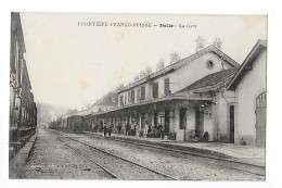 DELLE  (cpa 90)  Frontière Franco-Suisse - DELLE -  La Gare    -    - L 1 - Fontaine