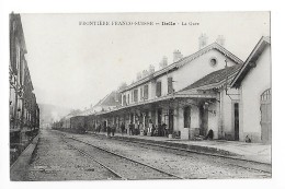 DELLE  (cpa 90)  Frontière Franco-Suisse - DELLE -  La Gare    -    - L 1 - Fontaine