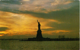 THE STATUE OF LIBERTY AT SUNSET     (NUOVA) - Statue De La Liberté