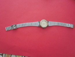 MONTRE DE FEMME PUBLICITAIRE DUKE à QUARTZ VENDUE EN L'ETAT VOIR SCANNS RECTO VERSO ET GROS PLANS .... - Montres Anciennes