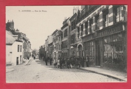 Avesnes-sur-Helpe - Rue De Mons -2  - Belle Animation , Boutique ( Voir Verso ) - Avesnes Sur Helpe