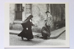 Jacques Prevert Regarde Passer Une Bonne Soeur.., 1952, Photo By ROBERT DOISNEAU - Doisneau