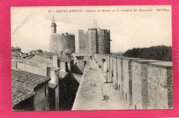 AIGUES-MORTES, Chemin De Ronde Sur La Courtine Des Remparts, Animée, (N.D. Phot), 30 Gard - Aigues-Mortes