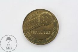 Vintage 1982 FIFA World Cup Spain Medal - England Team World Champion In 1966 - Uniformes Recordatorios & Misc