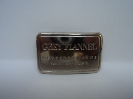 GEOFFREY BEENE"GREY FLANNEL" PINCE A BILLETS  COULEUR  METAL ARGENTE SUPERBE   LIRE ET VOIR!! - Miniatures Hommes (sans Boite)