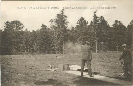 LE TIR AU PIGEON - SALON DU CAPUCIN Au MONT-DORE (PUY DE DÔME) - CPA. - Tiro (armi)