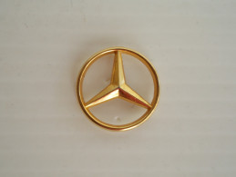 Pin's - MERCEDES. Logo - Mercedes