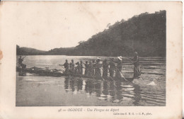 Gabon Ogooue Une Pirogue Au Depart - Gabón