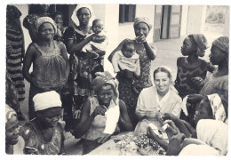 Cpsm Tchad - Une Petite Auxiliaire Du Clergé Dirige L'ouvroir - Ciad