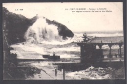 PORT EN BESSIN - Pendant La Tempête . Les Vagues...... - Port-en-Bessin-Huppain