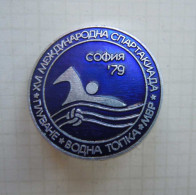 1979 SPARTKIADA INTERNATIONAL FIELD EVENT SWIMMING WATER BALL POLICE ENAMEL BADGE PIN - Waterpolo