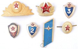 Szovjetunió ~1970-1980. 9db-os Sapkajelvény és Jelvény, Valamint Vállap... - Zonder Classificatie