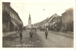 T2 Nagyszombat, Trnava; Masaryk Utca, Bank / Masayrokva Ul. / Street, Automobile, Shops, Bank - Zonder Classificatie