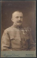 Cca 1905 Magyar Katona Portré Kitüntetésekkel; Keményhátú Fotó... - Sonstige & Ohne Zuordnung