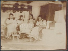 1913 Kalotaszeg, Asszonyok A Fonóban, Fotó, 8,5x11,5 Cm - Andere & Zonder Classificatie