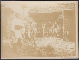 Cca 1910 Szerbia Bukovo, Kukoricahántás Fotó / Serbia, Bukovo, Batting The Corn 9x12 Cm - Altri & Non Classificati