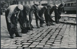 Cca 1945-1950 Budapest, ÚtépítÅ‘ Munkások, Jelzetlen Fotó, 9x14 Cm - Altri & Non Classificati