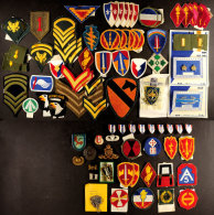 Kleine Sammlung Von über 70 Uniform Effekten Und Abzeichen Ausländischer Militärs, Dabei U. A. USA... - Non Classificati