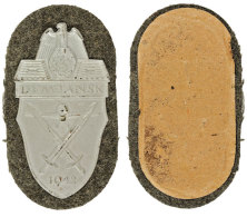 Demjansk Ärmelschild In Silbergrau, Eisen Patiniert (1943-1944) Auf Feldgrauer Stoffunterlage Mit Gegenplatte... - Unclassified