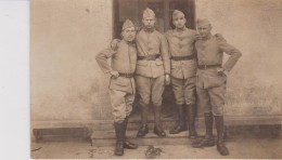 MILITARIA Carte Photo  . 4 Soldats Se Tenant Par Les épaules ( Sur Leurs Képis, N°35) - Regiments