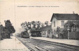 95-VALMONDOIS-  LA GARE PASSAGE D'UN TRAIN DE MARCHANDISES - Valmondois