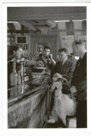 CPM     ROBERT DOISNEAU     LA CHEVRE DU CHAPELET   1954    CLIENTS DANS UN CAFE - Doisneau