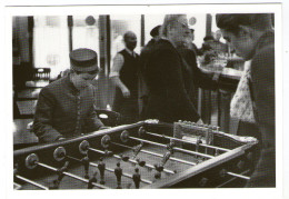 CPM     ROBERT DOISNEAU   RUE DANIELE CASANOVA PARIS     GARCON GROOM AU BABY FOOT - Doisneau