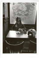 CPM     ROBERT DOISNEAU    CAFE TABAC  RUE DE LORRAINE PARIS 19E   FEMME MOTOCYCLISTE A LA CIGARETTE - Doisneau