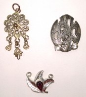 3 BIJOUX - 2 Pendentifs - 1 Boucle D'Oreille - Colgantes