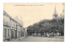 (10163-37) Le Grand Pressigny - La Place Et L'Eglise - Le Grand-Pressigny