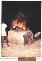 BURKINA FASO - Province De KADIOGO - La Cuisson Des Poteries Dans Un Fourneau Traditionnel à ZAGTOULI - W-6 - Burkina Faso