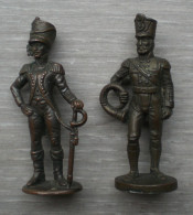 2 KINDER METAL SOCLE OVALE PRUSSIEN - Figurines En Métal