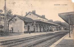 Vouziers    08        La Gare   (coin Coupé  Voir Scan) - Vouziers