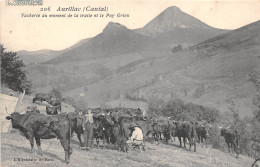 15-AURILLAC- VACHERIE AU MOMENT DE LA TRAITE ET LE PUY GRIOU - Aurillac