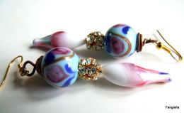 Boucles D'oreilles Bleu Rose Verre Filé Au Chalumeau, Boule Strass Dorée Montées Sur Fil De Cuivre Oxydé - Boucles D'oreilles