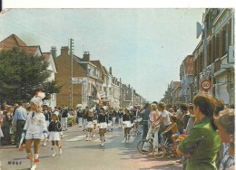 NORD - 59 - BRAY DUNES - CPSM GF Couleur - Jour De Fête - Avenue Général De Gaulle - Bray-Dunes